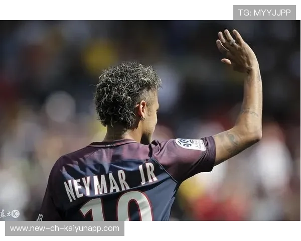 内马尔被拍到教小孩用脚停球，动作耐心而细致