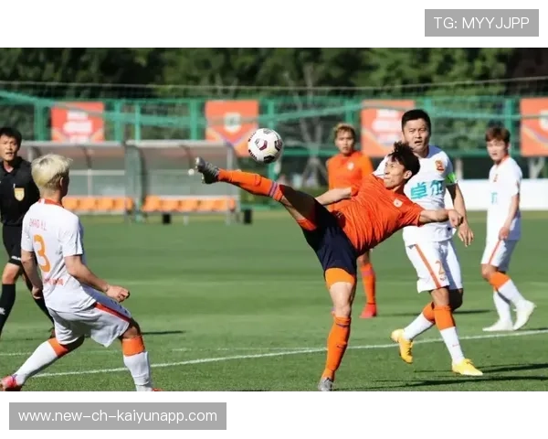 山东泰山禁区内的身体对抗占尽上风